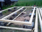 Опорно-столбчатый фундамент отлично подойдет для небольшого дома или бани из бруса.
