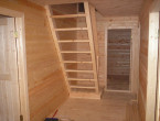 Лестница на второй этаж в небольшом доме из бруса 5×5,5.