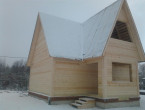 При строительстве дома из бруса зимой время на усадку нужно намного меньше, чем летом.