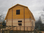 Дом из бруса с мансардой в процессе строительства.